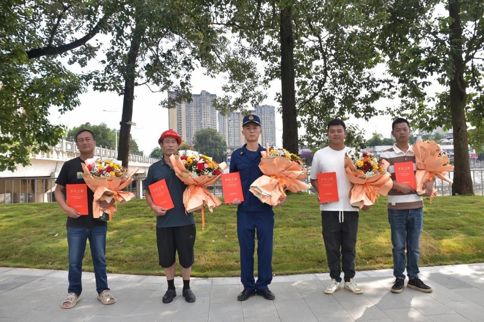 大邑向救人英雄发出“平凡之善卡”